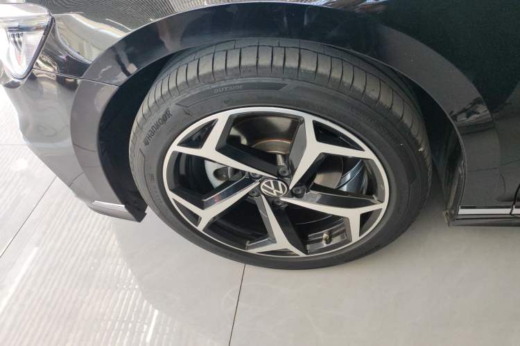 Used Volkswagen Magotan 2024 2 Million Units Zhongxiang Version 330TSI DSG Luxury Edition Exterior 4