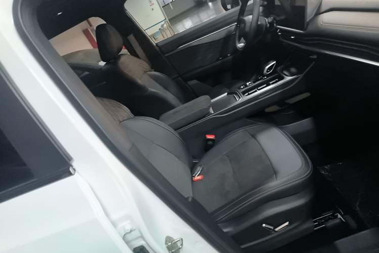 Used Geely Auto Haoyue L 2025 2.0T DCT Luxury Edition
