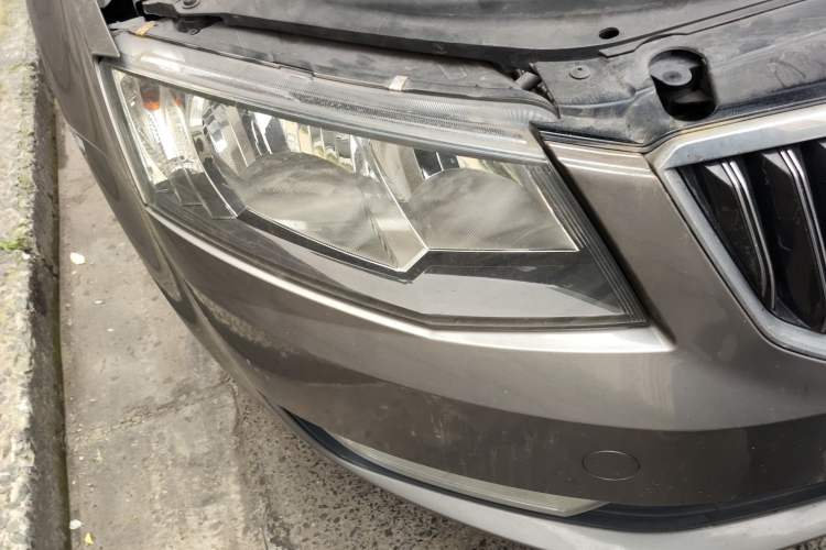 Used Skoda Octavia 2015 1.6L Automatic Yijie Edition Right Front Headlight