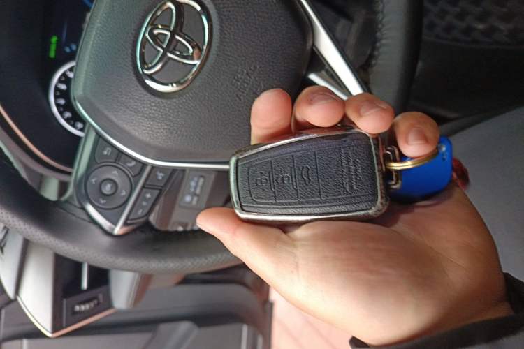 Used Toyota Avalon 2019 2.0L XLE Premium Edition China VI Vehicle Key