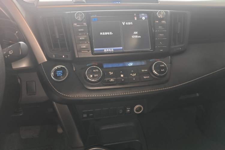 Used Toyota RAV4 2019 2.0L CVT Two-Wheel Drive Luxury Version China VI Standard Audio And AC Panel