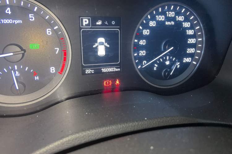 Used Hyundai Tucson 2015 1.6T Dual-Clutch Two-Wheel-Drive Smart Model Odometer Close Up