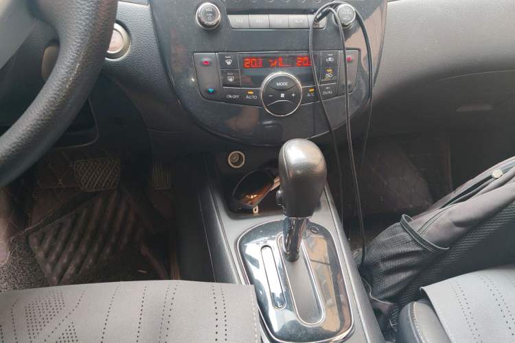 Used Nissan Tiida 2011 1.6L CVT Smart Version Gear Lever