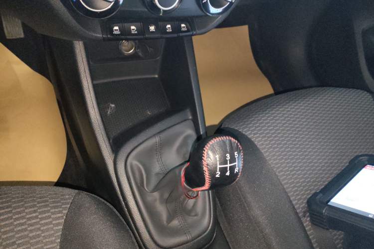 Used Hyundai Verna (older generation) 2020 1.4L Manual GL Refreshed Edition Gear Lever