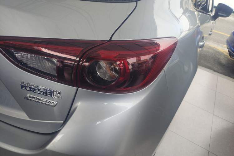 Used Mazda 3 Axela 2017 Hatchback 2.0L Automatic Luxury Model Emission Standard China V Exterior 3