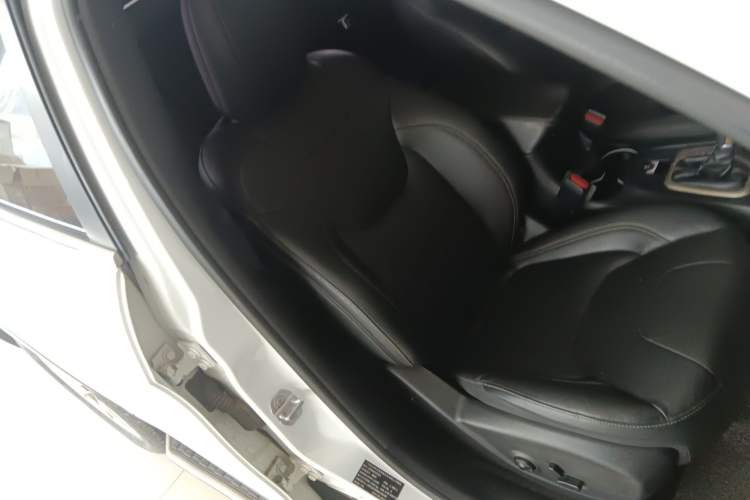 Used Jeep Cherokee 2017 2.0L Superior Edition Right Front Seat