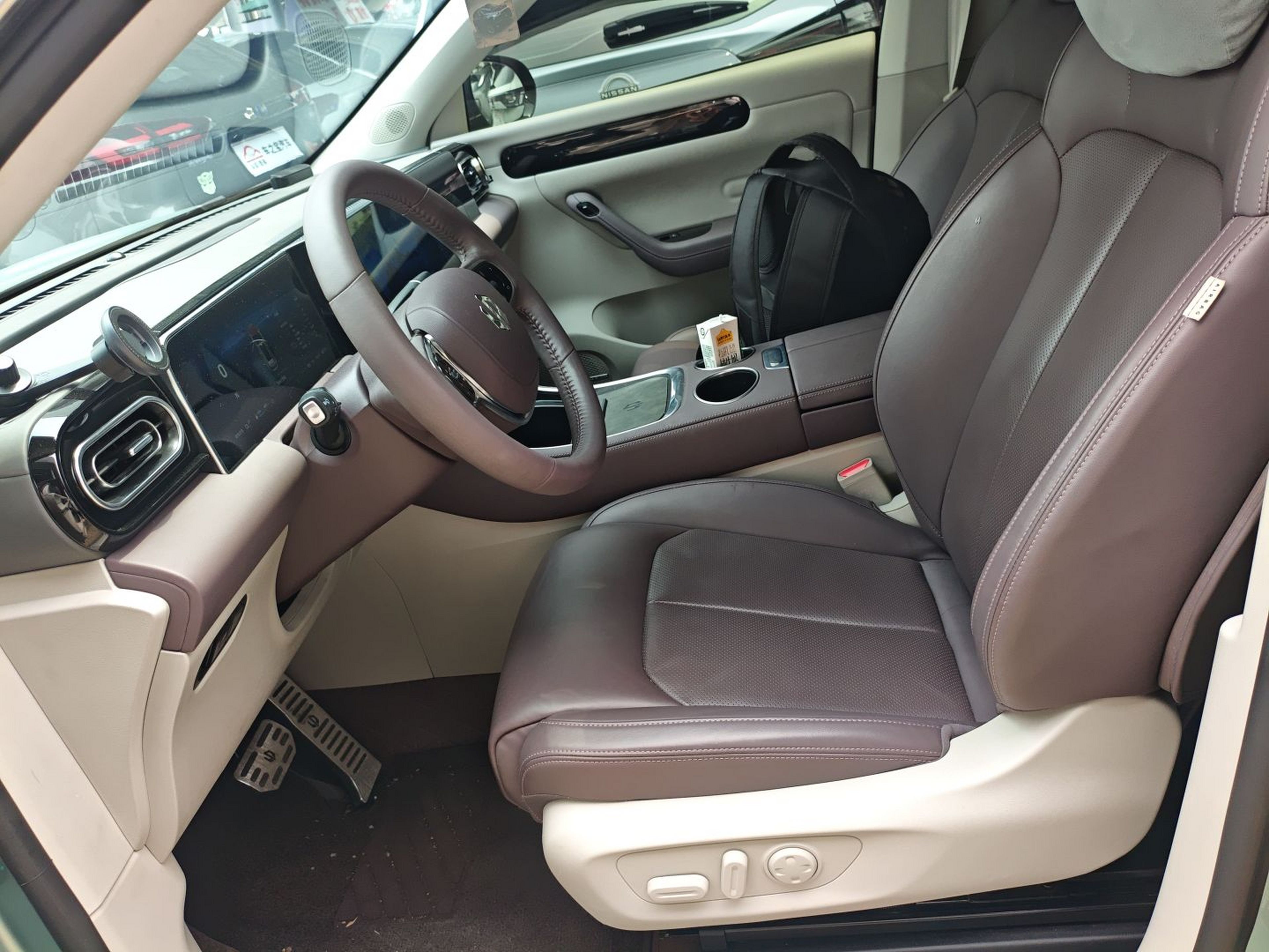 المقاعد الأمامية داخل السيارة