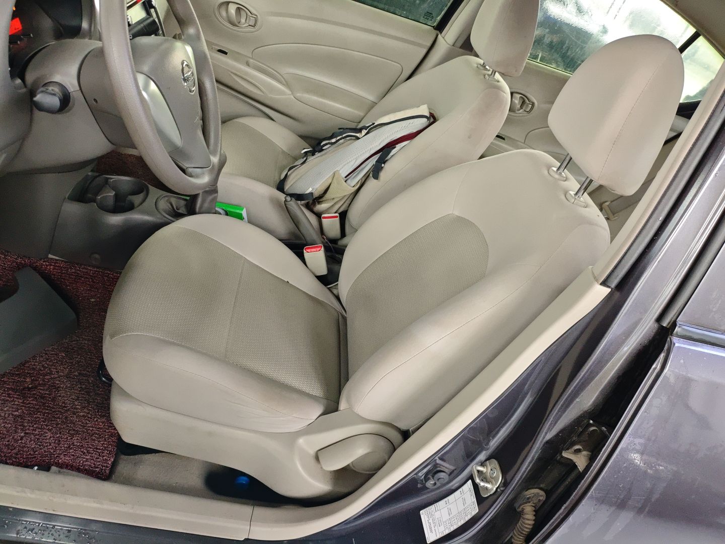 المقاعد الأمامية داخل السيارة