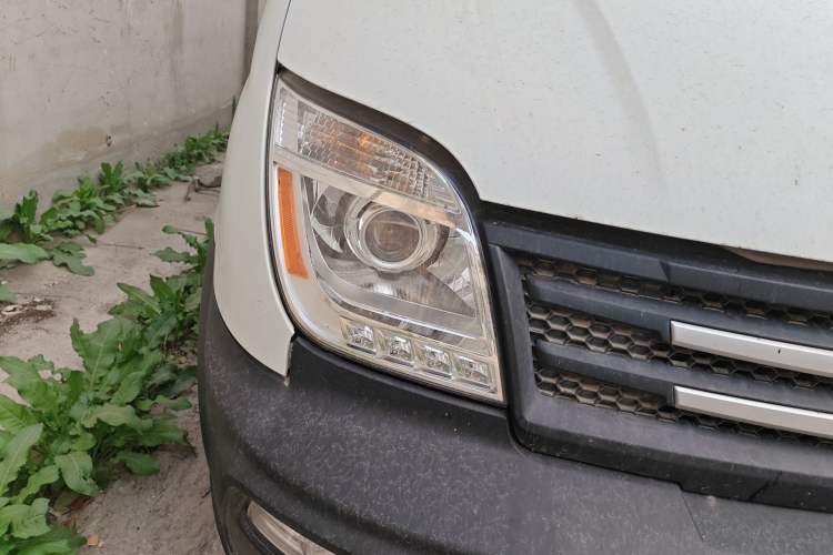 Used SAIC MAXUS Xintu V80  Right Front Headlight