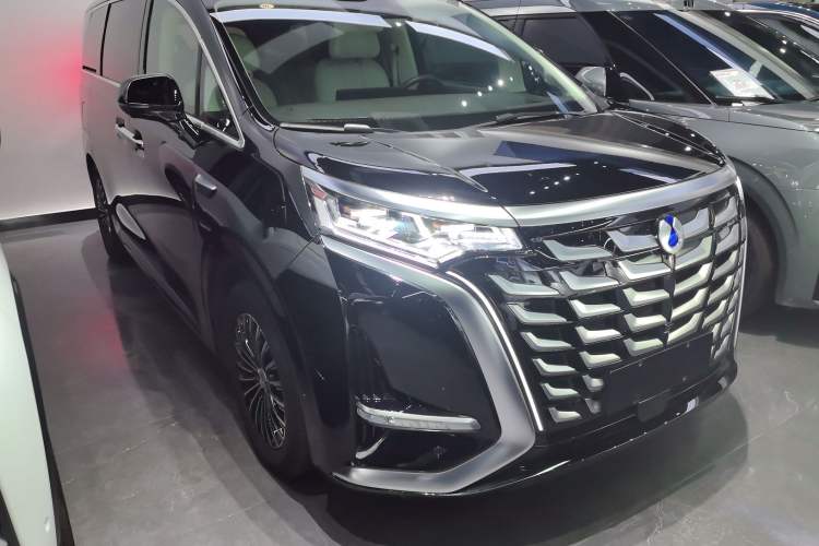 Used Denza D9 2025 DM-i Intelligent Drive 1020 Four-Wheel Drive Flagship Model
