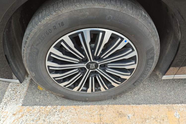 Used BYD Xia 2025 DM-i 1.5T 180km Excellence Model Left Front Wheel Hub