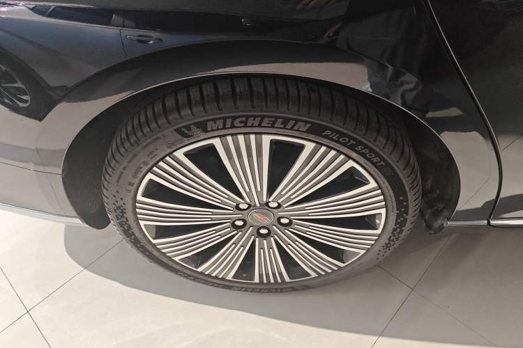 Used Hongqi H9 2025 Model Facelifted 2.0T Two-Wheel Drive Flag-Style Luxury Business Edition, 5 Seats