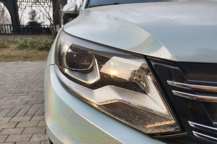 Used Volkswagen Tiguan 2016 280TSI Automatic Two-Wheel Drive Silk Road Comfort Edition Right Front Headlight