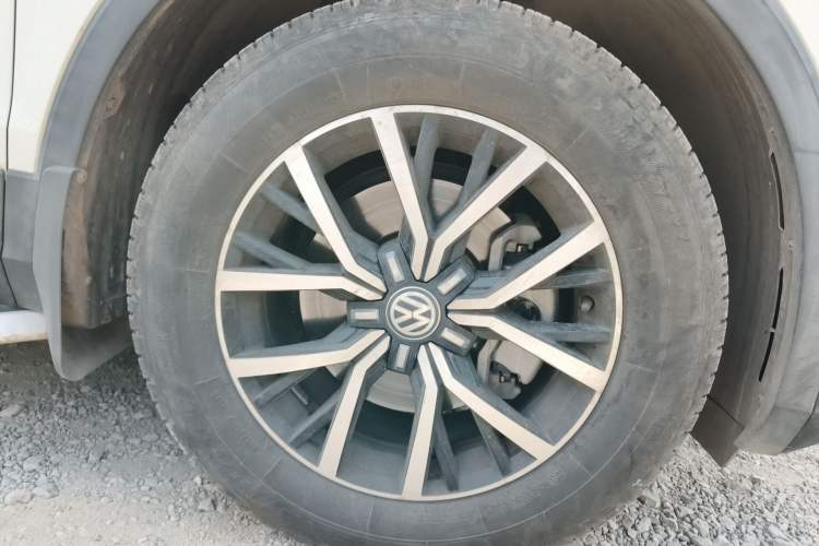 Used Volkswagen Tiguan L 2018 Revised Version 330TSI Automatic Two-Wheel Drive Comfort Edition Right Front Wheel Hub