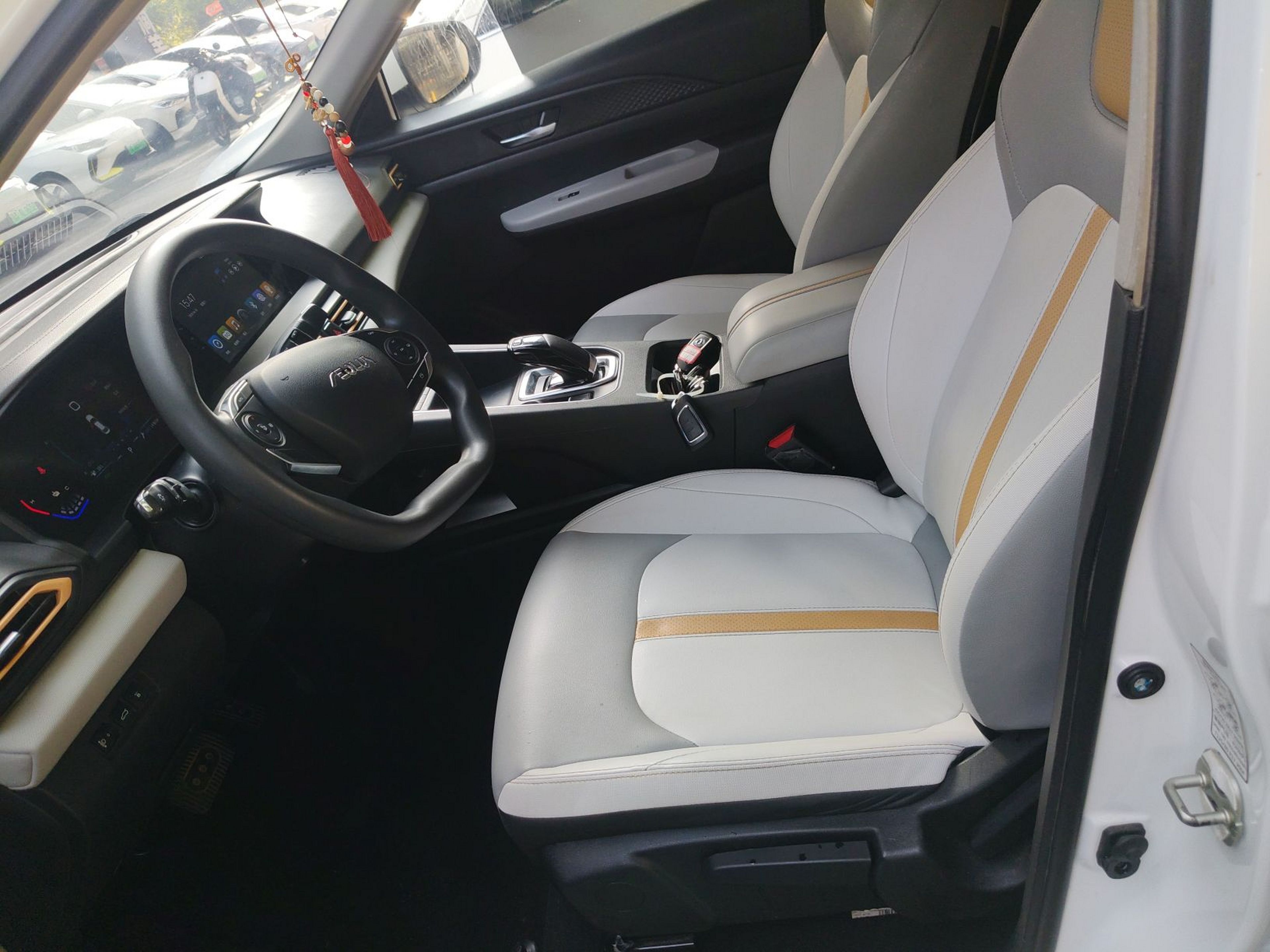 المقاعد الأمامية داخل السيارة