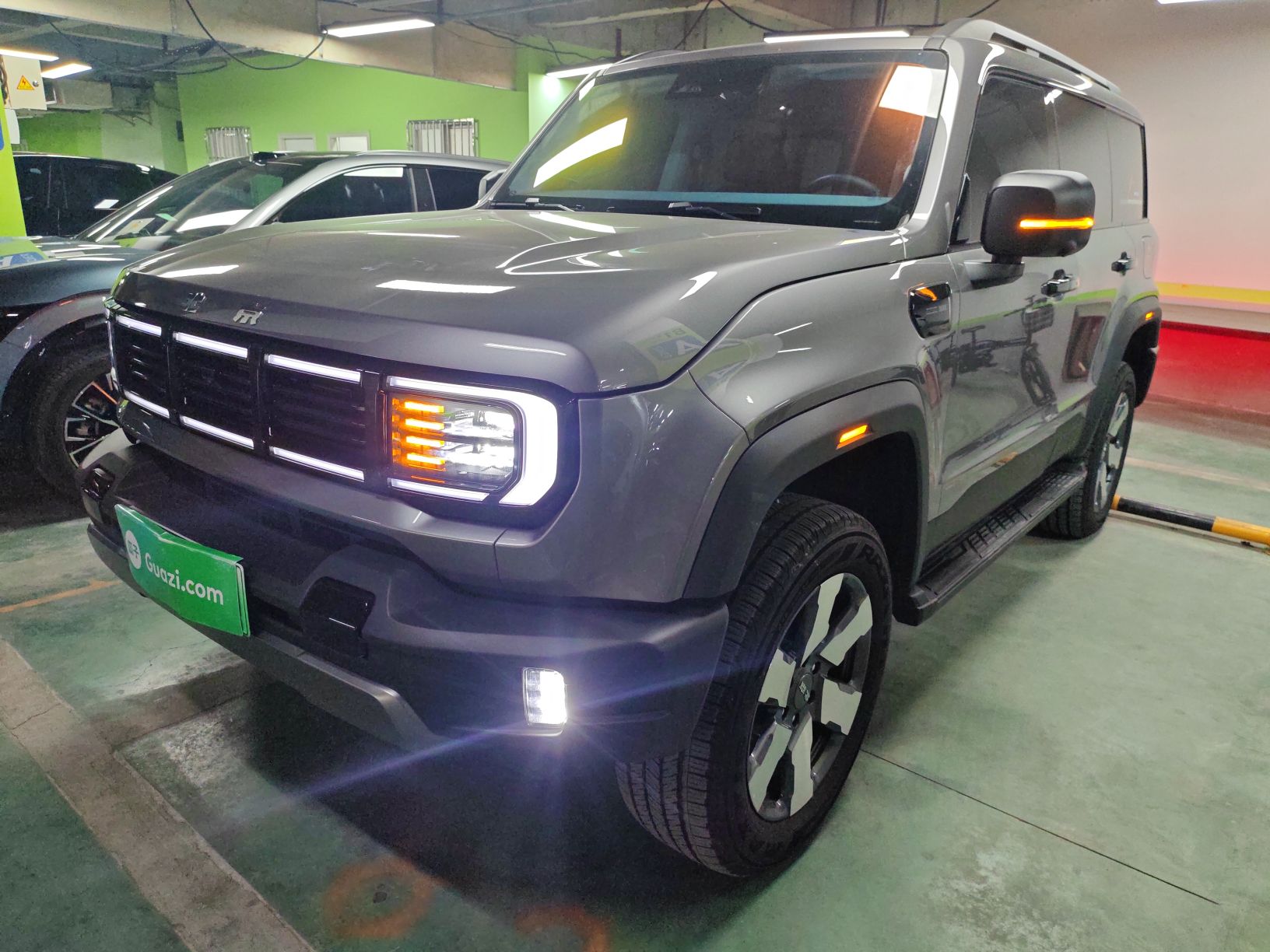 تحت مقدمة السيارة