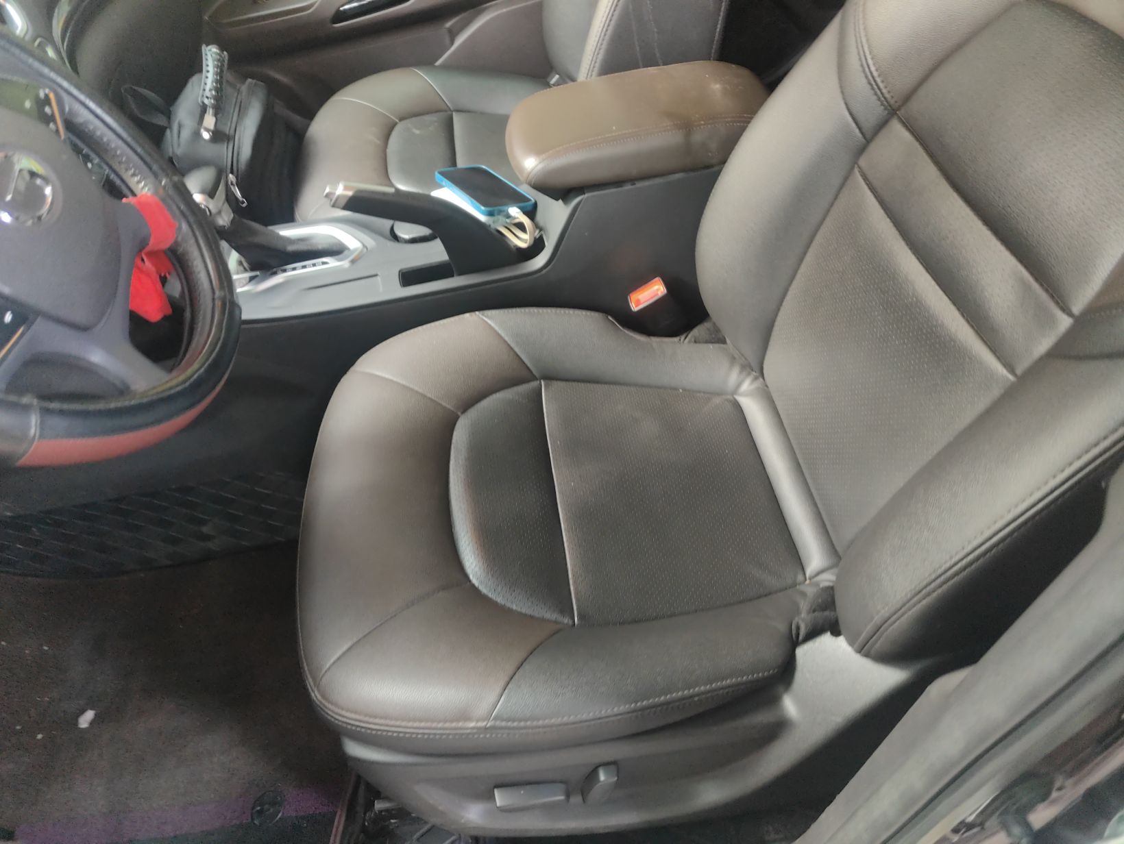 Переднее сиденье в автомобиле