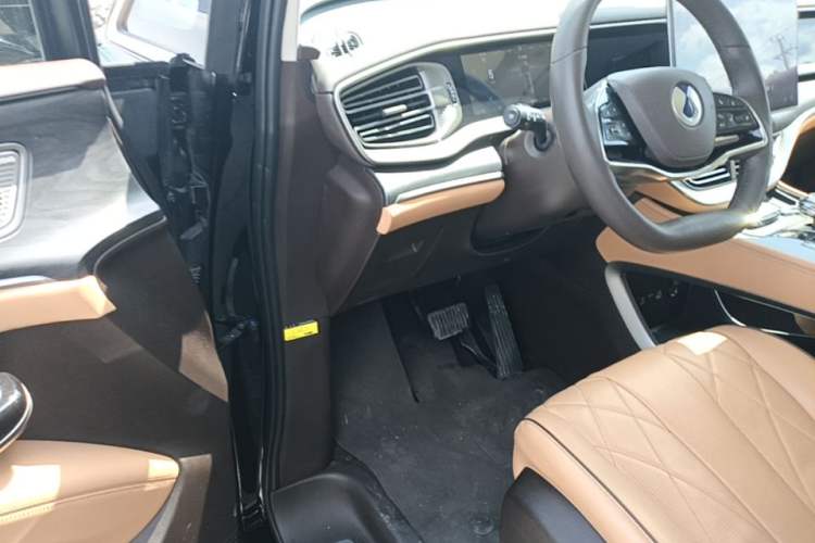 Used Denza D9 2024 DM-i 1050 Luxury Model
