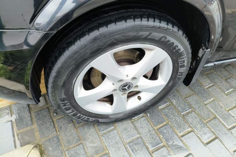 Used Mercedes-Benz Vito 2011 2.5L 7-seater executive version Left Front Wheel Hub