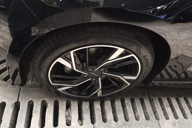 Used Lynk & Co 03 2023 1.5TD DCT JingPro Left Front Wheel Hub