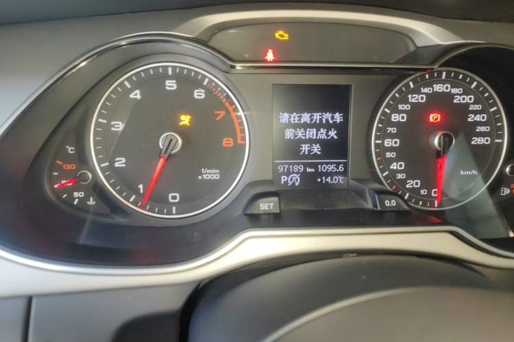 Used Audi A4L 2015 35 TFSI Automatic Comfort Model Odometer Close Up