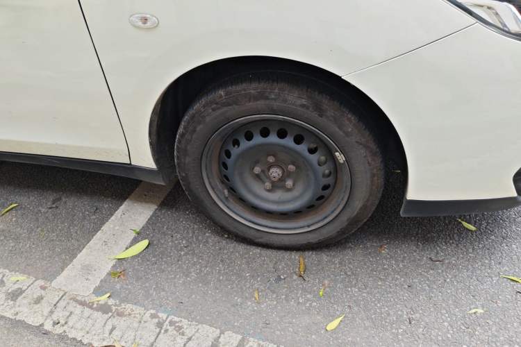 Used Venucia D60EV 2022 Standard Range Smart Drive Version Right Front Wheel Hub