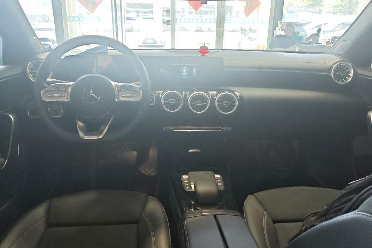 Used Mercedes-Benz A-Class 2022 Second Facelift A 200 L Sport Sedan Fashion Version
