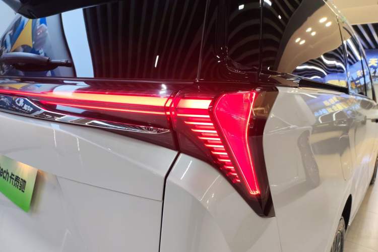 Used Buick GL8 New Energy 2024 Lu Zun Deluxe Edition 7-Seater Exterior 3