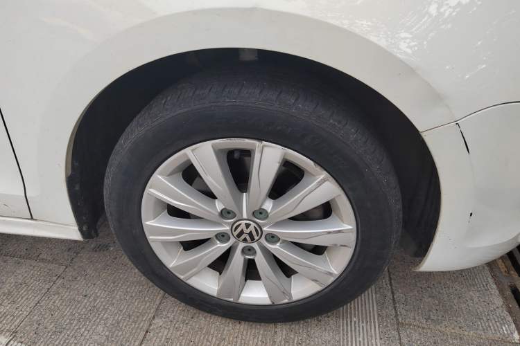 Used Volkswagen Sagitar 2014 1.4TSI Automatic Luxury Model Right Front Wheel Hub