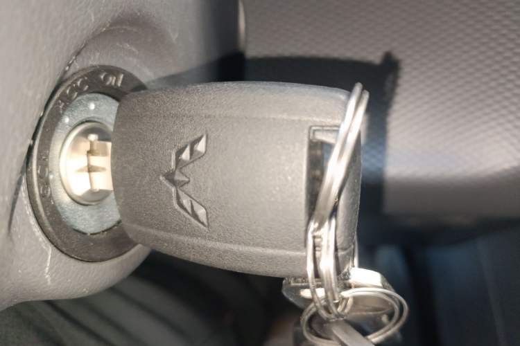 Used Wuling Hongguang New Energy 2024 All-Electric Model 300KM Standard Version Vehicle Key