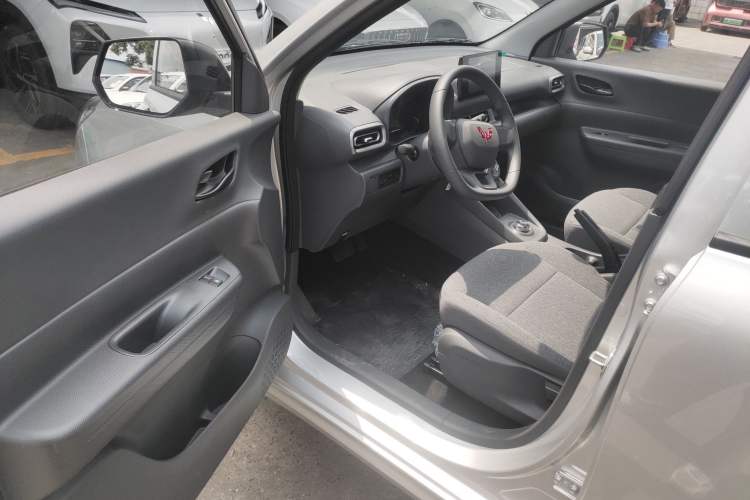 Used Wuling Hongguang New Energy 2025 Extended-Range Hybrid 50 km Standard Version