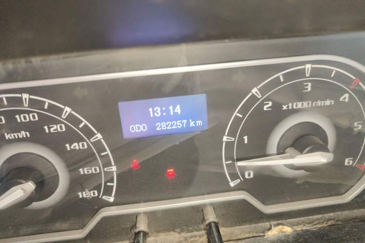 Used SAIC MAXUS Xintu V80 2021 2.0T Manual Classic Aoyuntong Short Wheelbase Mid-Roof 5/6-Seater Odometer Close Up