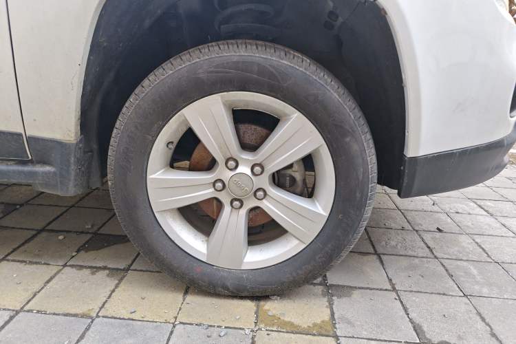 Used Jeep Compass 2014 2.4L four-wheel drive sport version Right Front Wheel Hub