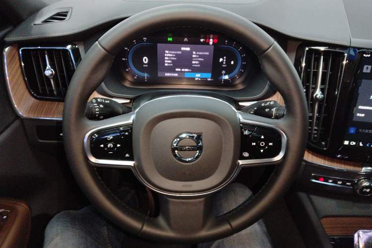 Used Volvo XC60 2024 B5 4x4 Smart Luxury Edition