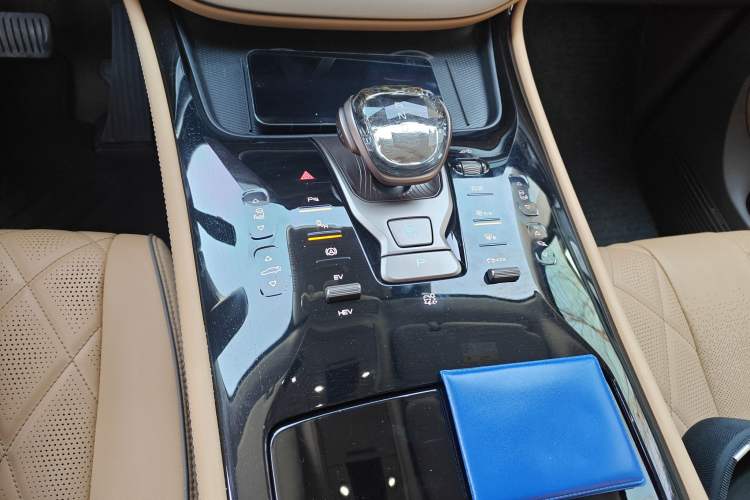 Used Denza D9 2023 DM-i 965 Luxury Model