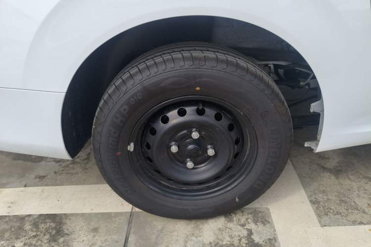 Used Wuling Hongguang New Energy 2025 Model Range-Extending Hybrid 150KM Standard Edition Right Rear Wheel Hub