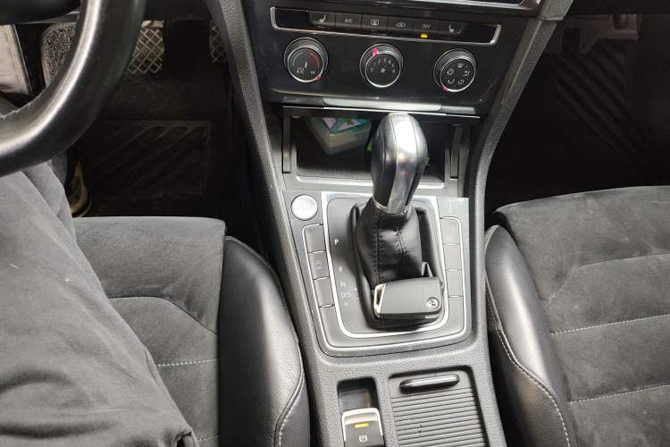Used Volkswagen Golf 2018 230TSI Automatic Luxury Version Gear Lever