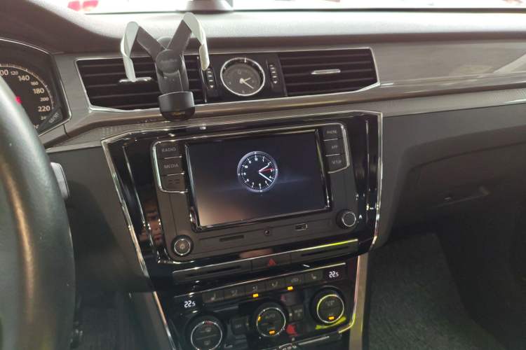 Used Volkswagen Passat 2017 280TSI DSG Luxury Edition Audio And AC Panel