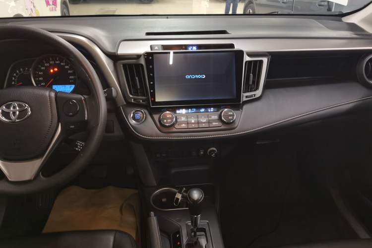 Used Toyota RAV4 2016 2.0L CVT Two-Wheel Drive Fashion Edition China V Standard Audio And AC Panel