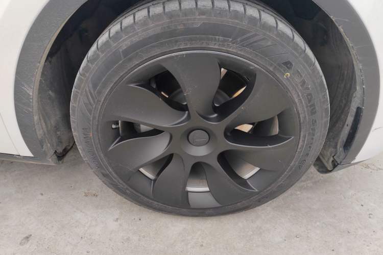 Used Tesla Model Y 2022 Long-Range All-Wheel-Drive Version