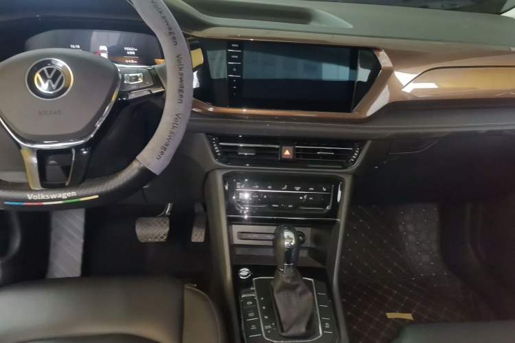 Used Volkswagen Tharu 2022 280TSI Two-Wheel-Drive Luxury Edition Audio And AC Panel