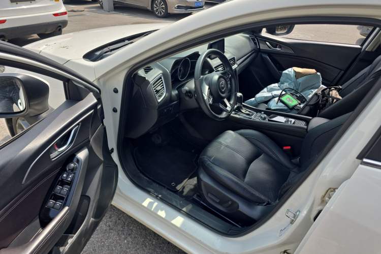 Used Mazda 3 Axela 2017 Hatchback 2.0L Automatic Sport Model China V Emission Standard Driver Seat