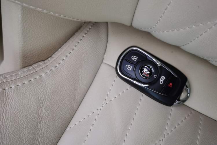 Used Buick GL8 2023 Facelifted Land Cruiser Executive Luxury Version