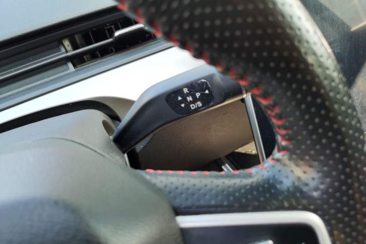 Used NETA V 2021 Standard Range Entertainment Version – Upgraded Model Gear Lever