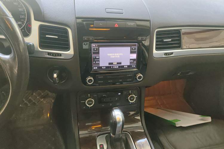 Used Volkswagen Touareg 2014 3.0 TSI New Edition Audio And AC Panel