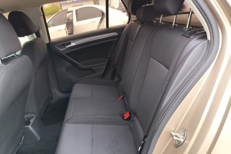 Used Volkswagen Golf 2016 1.6L Automatic Fashion Model
