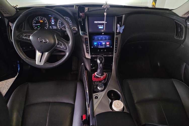 Used Infiniti Q50L 2018 2.0T Enjoyment Version China VI Standard Center Console