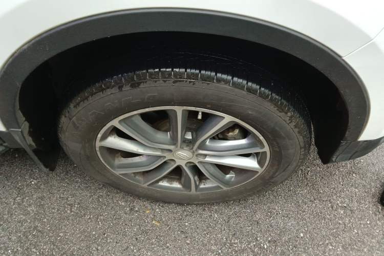 Used Geely Auto Emgrand X7 Sport 2018 1.8TD Automatic Two-Wheel Drive ZhiZun Model with 4G Connectivity Right Front Wheel Hub