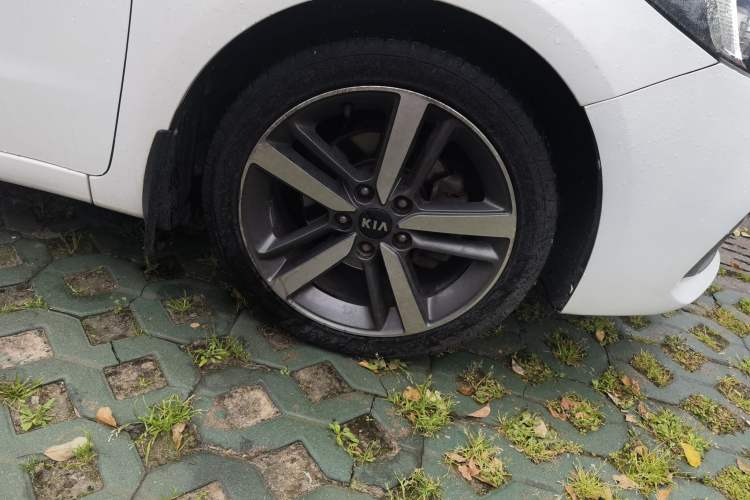 Used Kia K3 2017 1.6L Automatic 15th Anniversary Special Edition GLS Right Front Wheel Hub