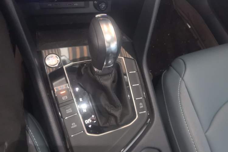 Used Volkswagen Tharu 2023 300TSI Two-Wheel-Drive Full Moon Edition Gear Lever